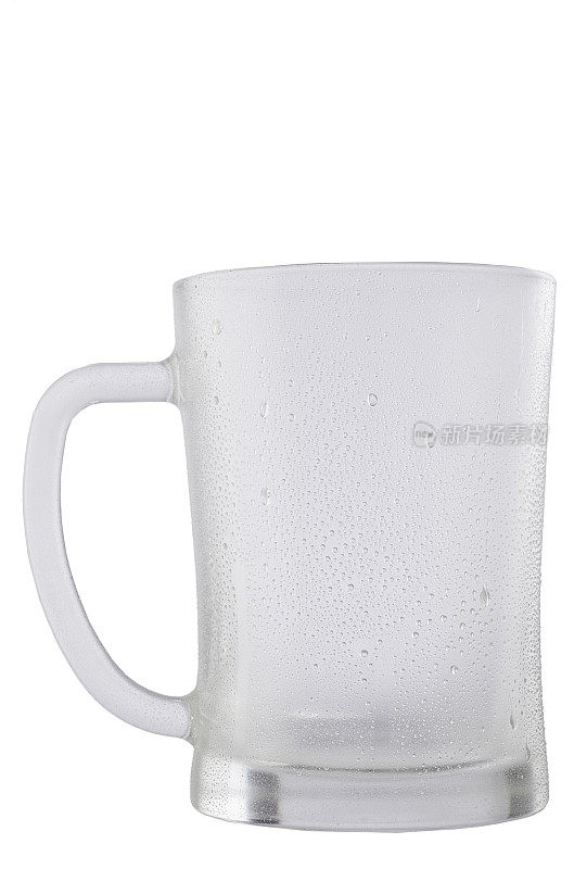 冰冷空白啤酒杯，覆盖着水珠凝结。用于饮料饮料产品的设计模型