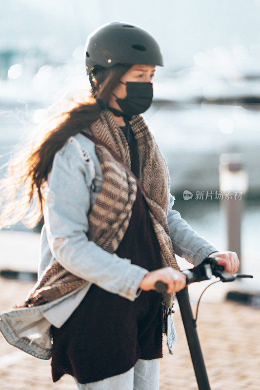 在封锁期间用摩托车的女人