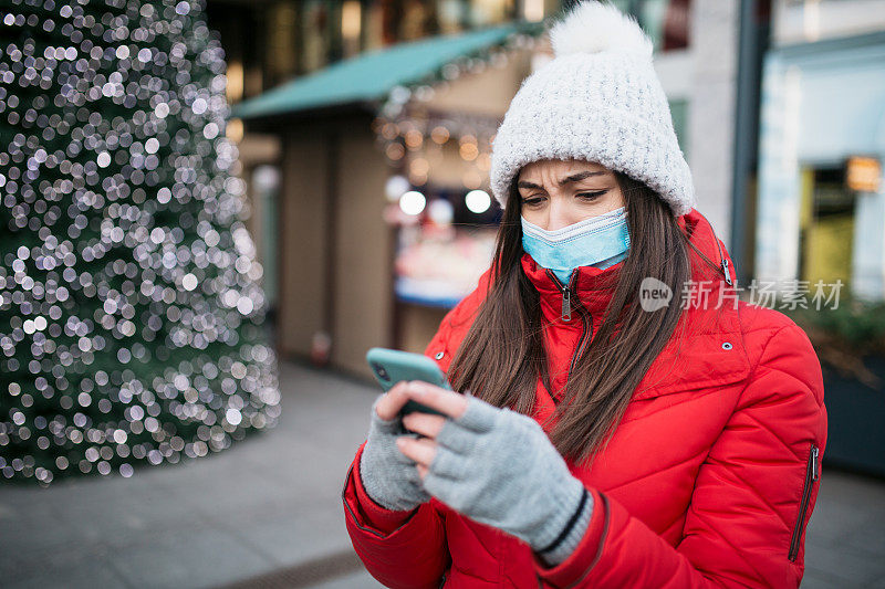 年轻的白人女性在用智能手机