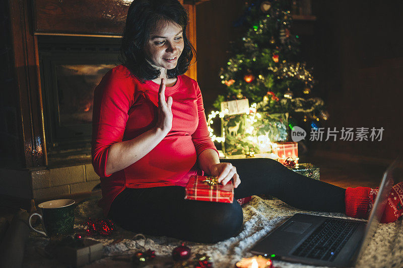 有个年轻女人圣诞节在家，和家人视频通话