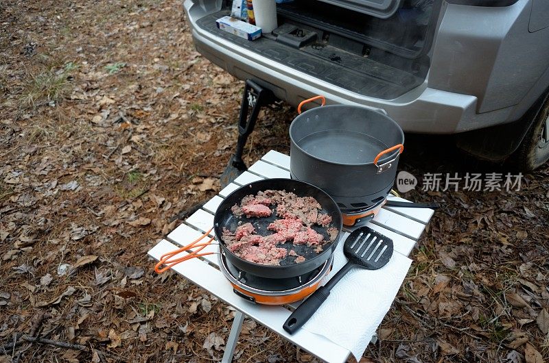 汽车露营晚餐在野营炉上做饭