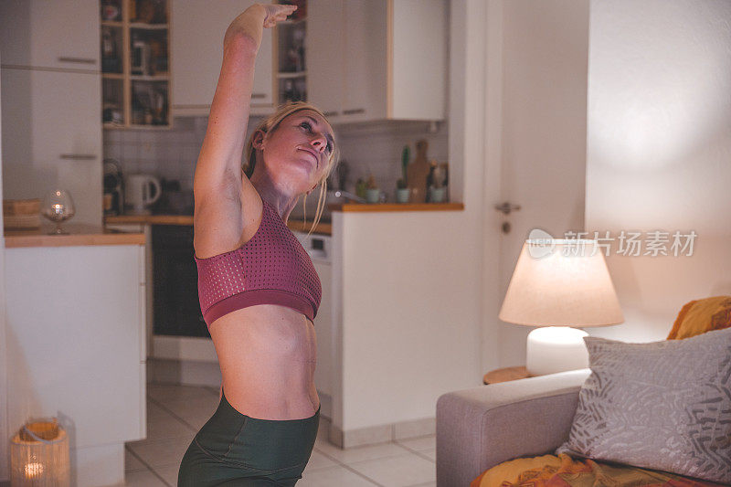 女人在家里练习瑜伽
