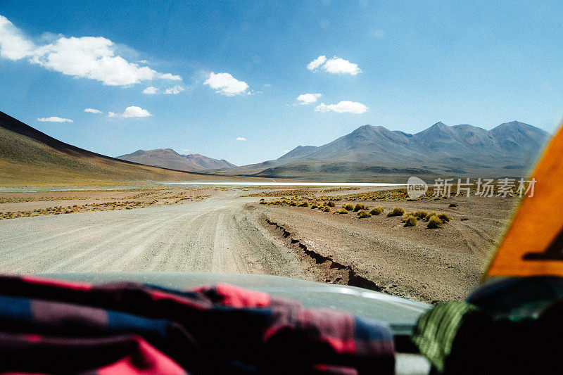 风景优美的道路通过沙漠在Altiplano，玻利维亚