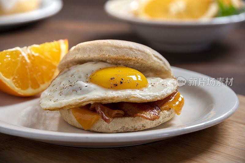 培根，鸡蛋和奶酪早餐三明治