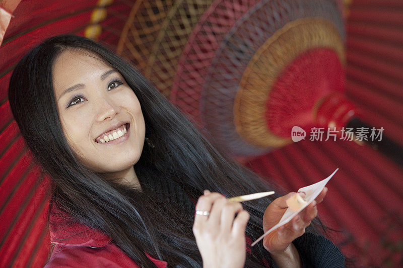 美丽的日本女人在东京吃寿司