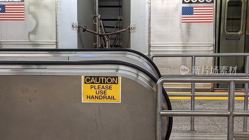 纽约地铁站自动扶梯上的黄色警告标志