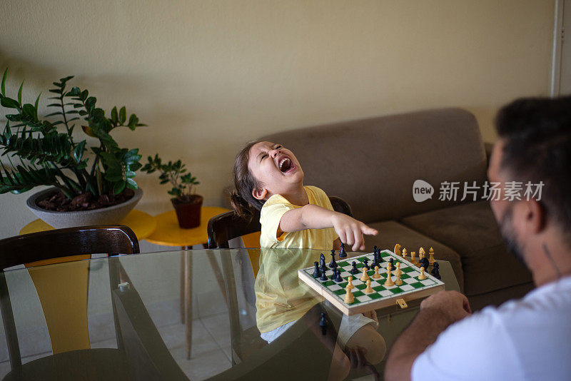 父子在下棋。玩