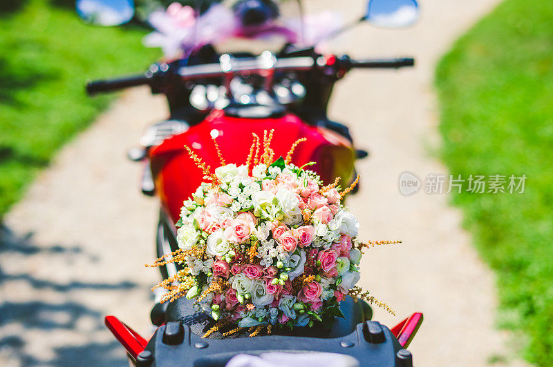 摩托车上的婚礼花束