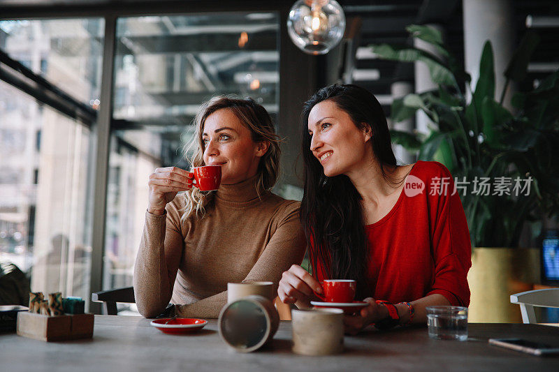 女性朋友们在咖啡馆里闲聊