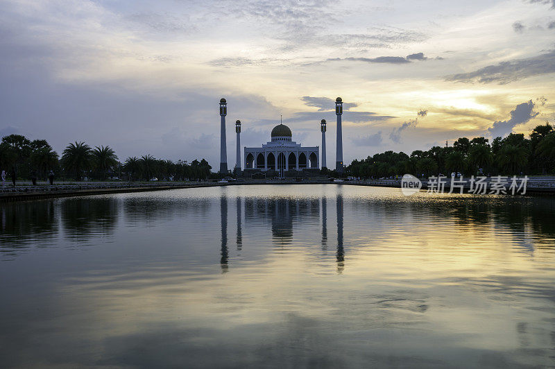 宋卡中央清真寺是泰国宋卡省著名和重要的地方。