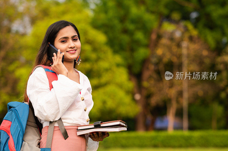 一个年轻女子在公园里打手机