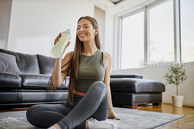 妇女饮用水后，高强度的家庭锻炼