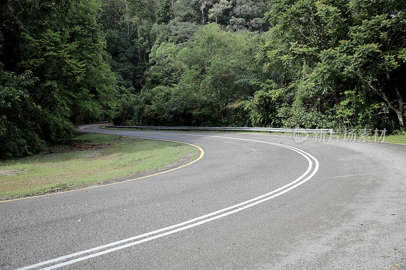 空无一人的道路