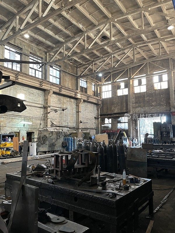 一个被阳光照亮的古老的金属加工工厂。