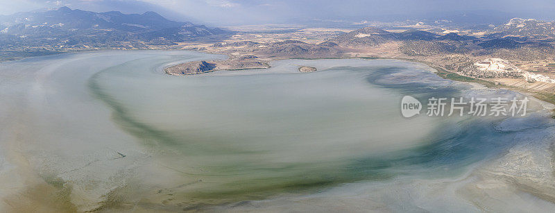 鸟瞰图的Yarisli湖与自然模式附近的Burdur，土耳其。无人机拍摄的