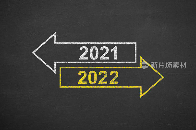 黑板背景上的2022年旧年或新年