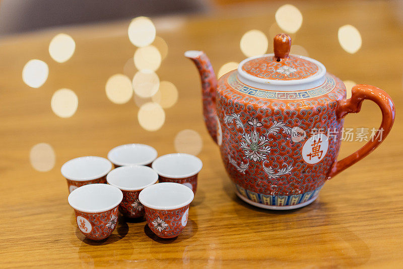 中国婚礼用瓷茶壶和茶杯