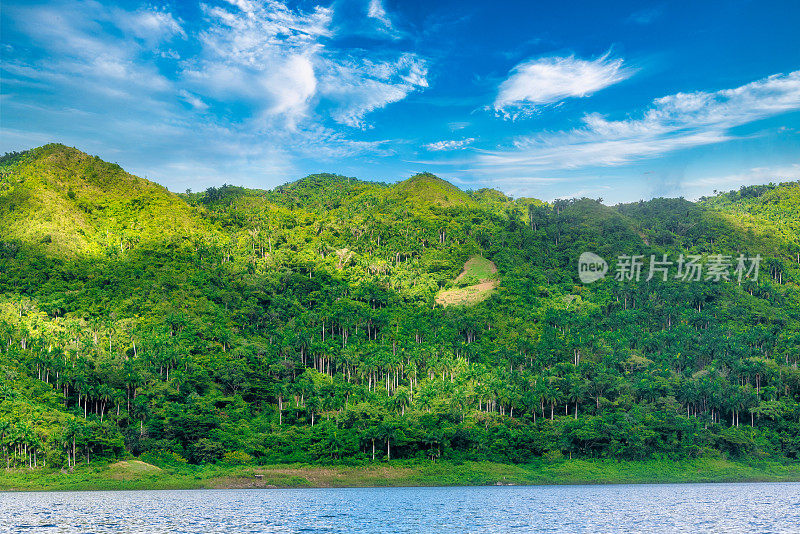 古巴的Hanabanilla湖或大坝景观