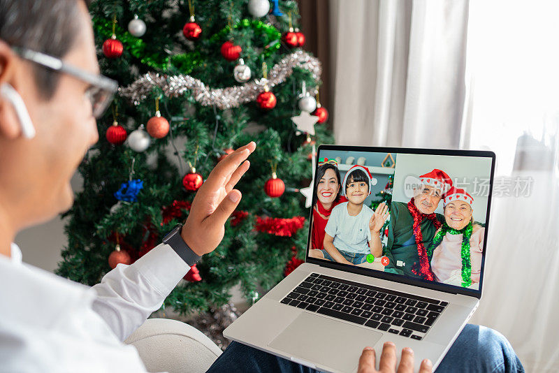一名男子与家人进行圣诞视频通话