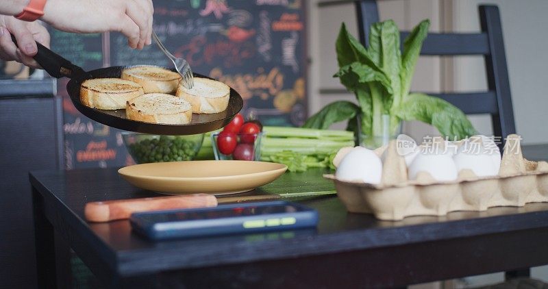 一位女士正在为两个人准备素食早餐。她没有使用任何塑料包装或器皿