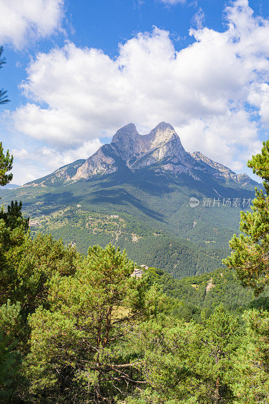 夏天的佩德拉福卡山