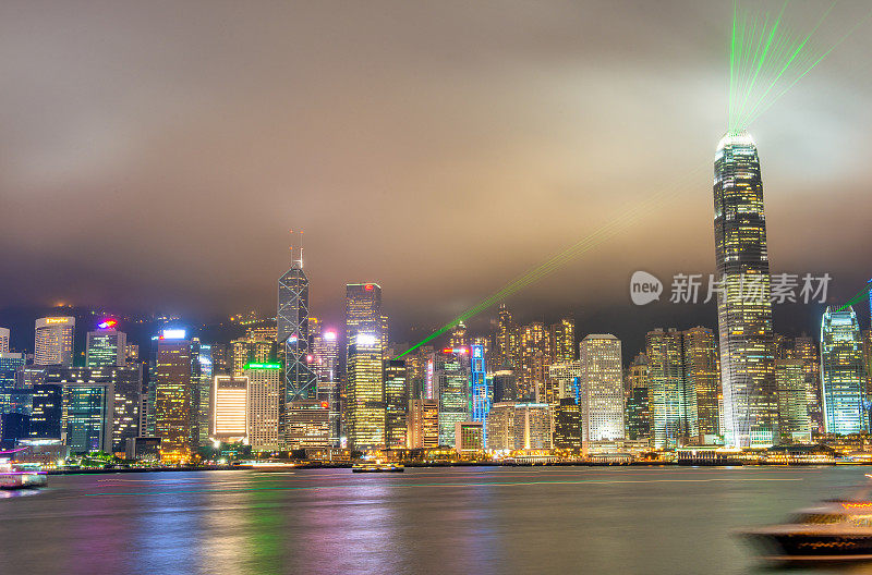 香港的夜空。摩天大楼映在水面上。