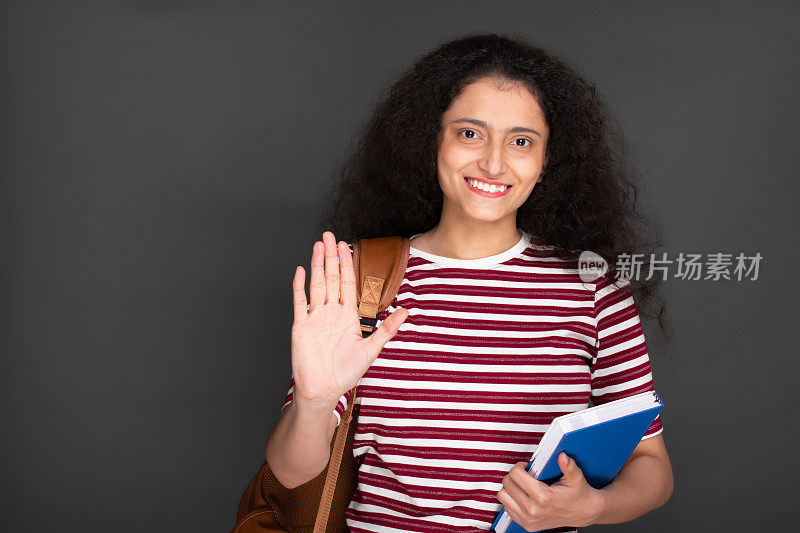 年轻女孩学生的肖像持有笔记本和有背包库存的图像