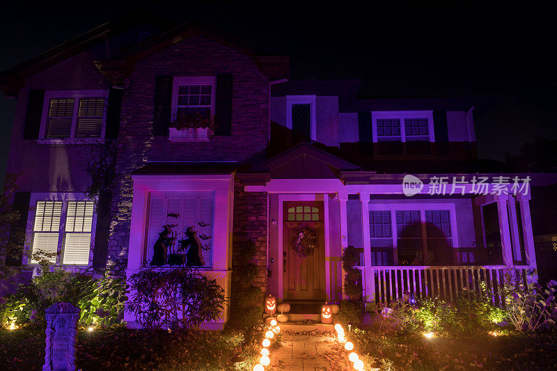 在加利福尼亚州，万圣节的夜晚用彩灯装饰房子
