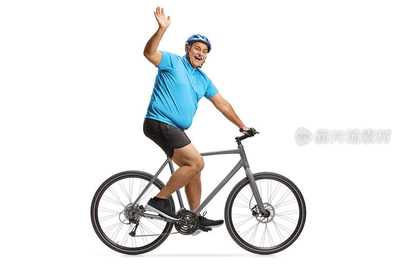 开朗成熟的男性骑着公路自行车，挥手致意
