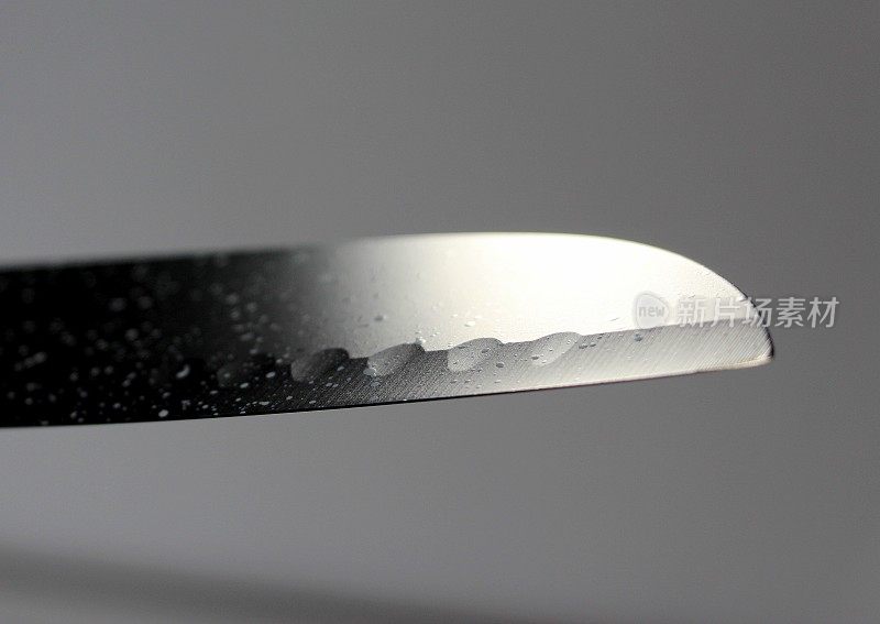 一种黑色的厨房用刀，有锋利的刀刃用来切食物。