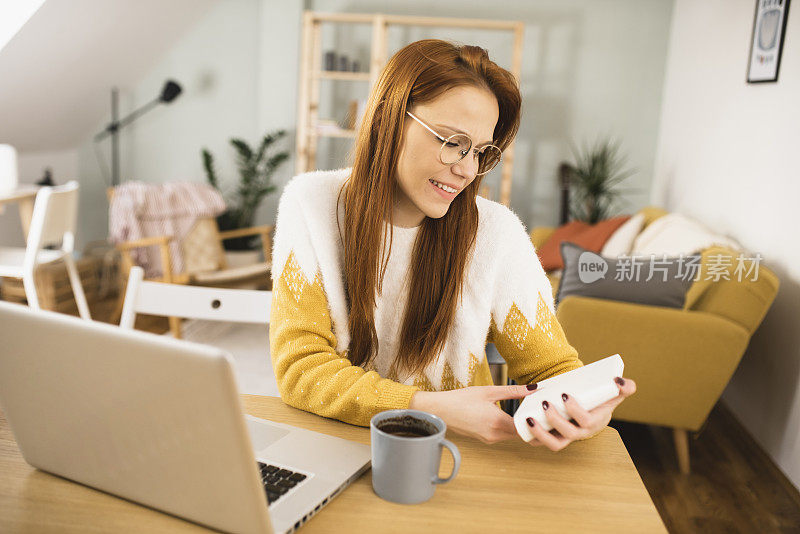 年轻女性在家做自由职业者