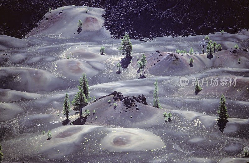 加州拉森火山国家公园，煤渣锥绘制的沙丘。也被称为奇妙的熔岩床。