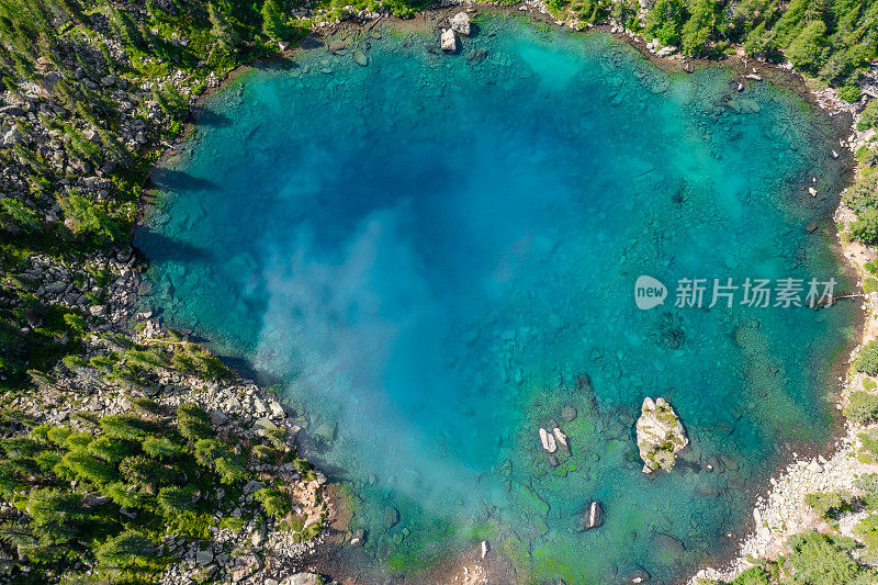 瑞士高山湖泊的无人机视图