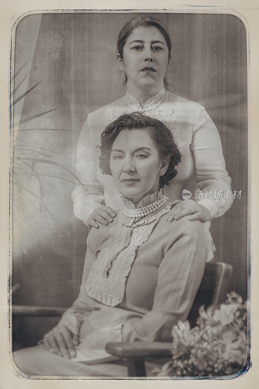 20世纪20年代两姐妹的老式照片。