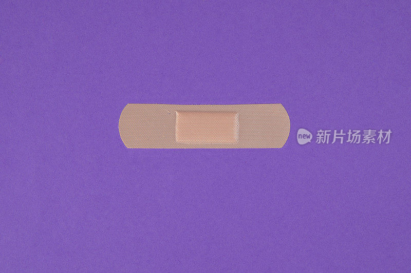 紫色背景的胶粘剂绷带