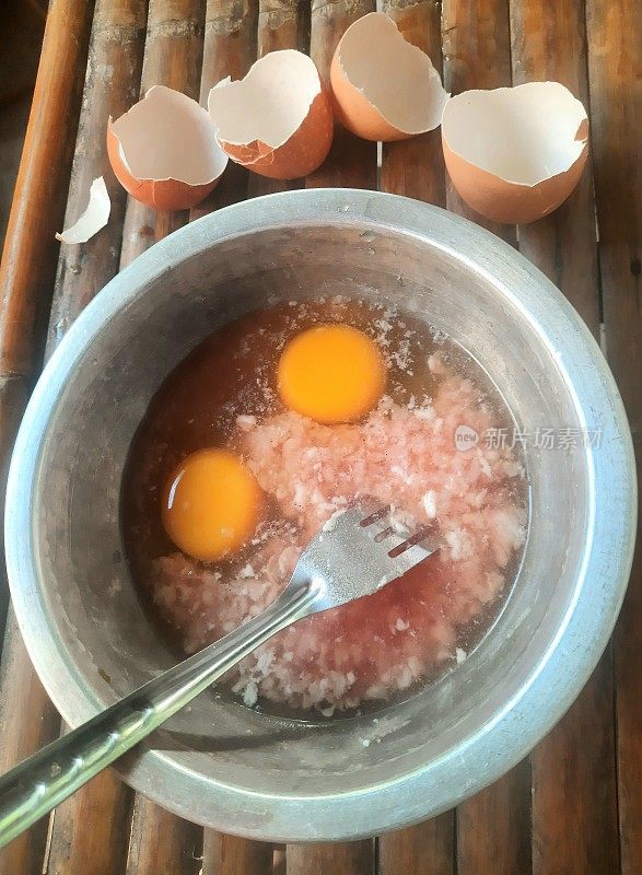 准备煮猪肉卷-食物准备。