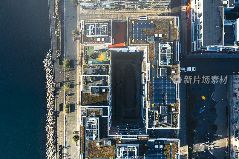 屋顶上安装太阳能电池板的智能城市