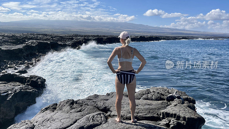 老女人站着看海浪