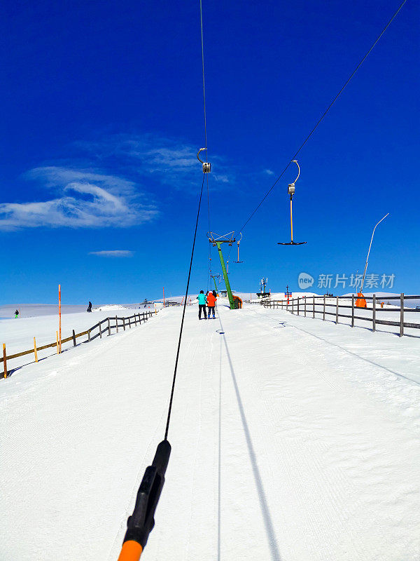 滑雪拖吊轨道到山顶