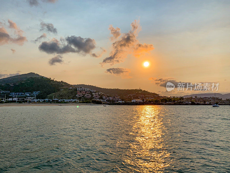 Boathaven海滩公园，澳大利亚热带圣灵群岛的Airlie海滩。