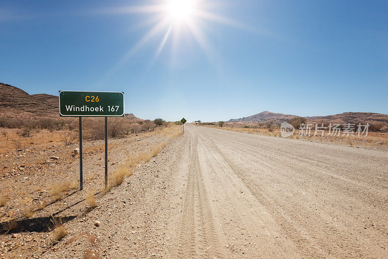 非洲纳米比亚C26公路上通往温得和克的方向标志