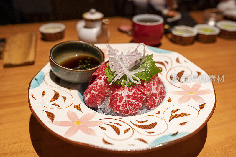 餐厅里的日本烤肉或烧牛肉串