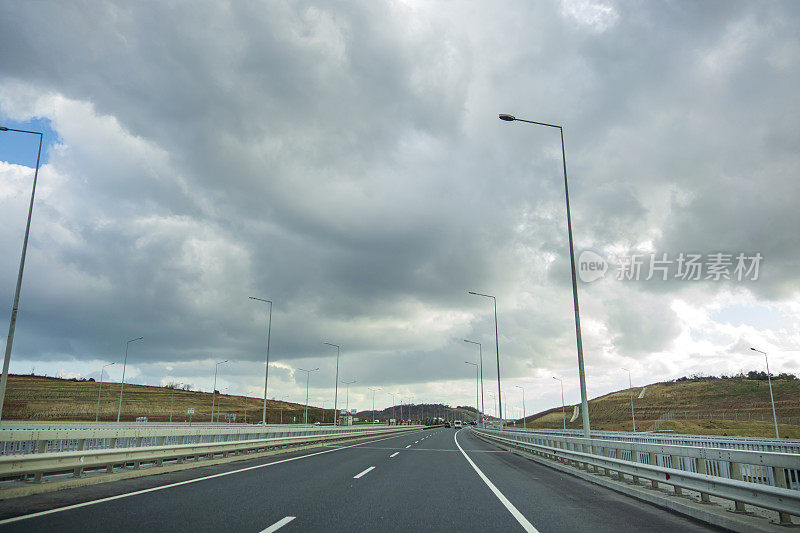 高速公路上空白的目的地标志