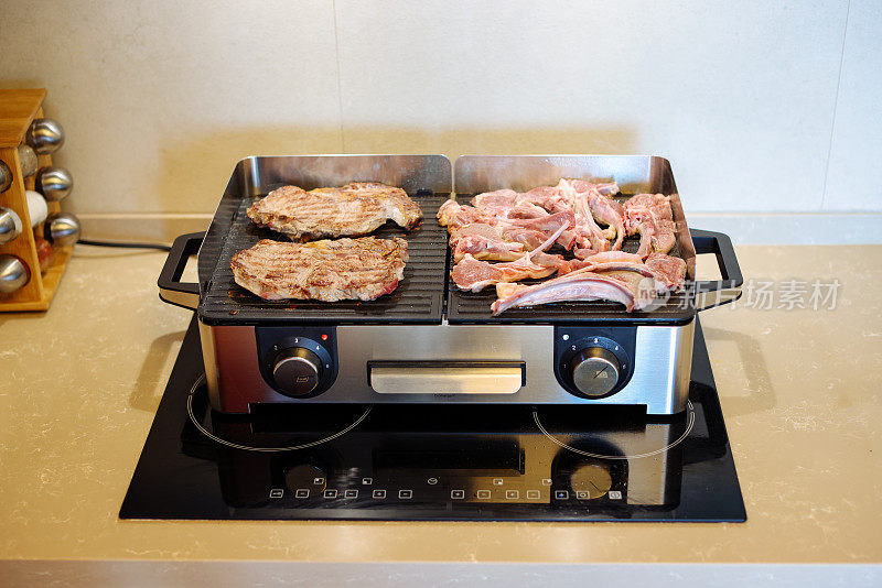 美味多汁的肉排在烤架上烹饪。用电炉煎牛肉，加入迷迭香、黑胡椒、盐。慢动作