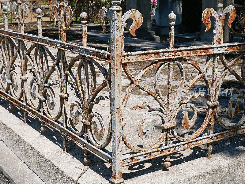 公共墓地里古老的华丽金属栅栏