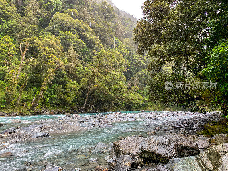 雷溪瀑布，哈斯山口，阿斯帕灵山国家公园在西海岸，新西兰