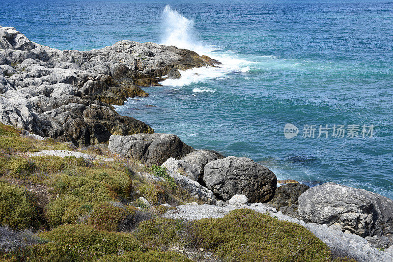 海岸线，有海洋背景的岩石