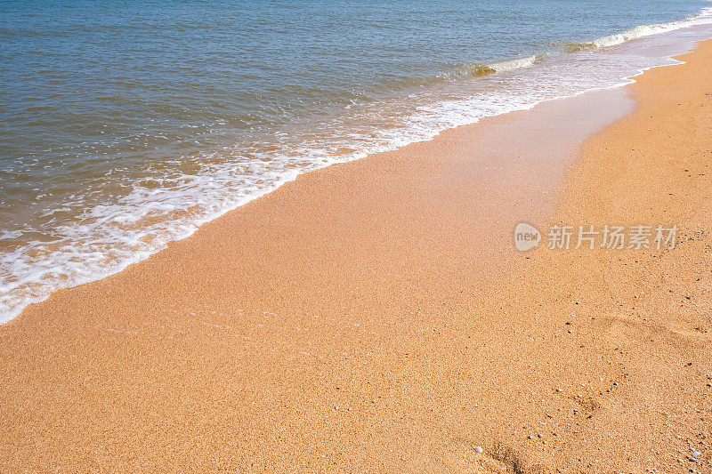 亚速海沿岸。海浪拍打着沙滩。贝壳沙滩。