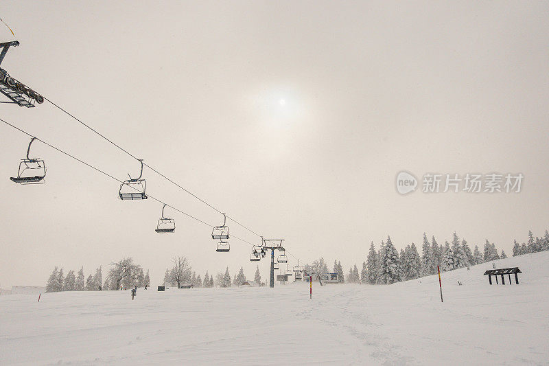 雪道和滑雪缆车的降雪