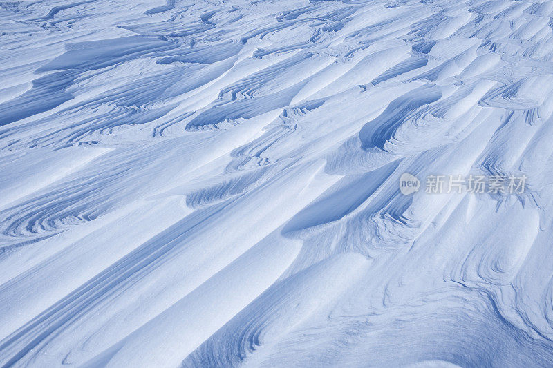 风把雪吹散了